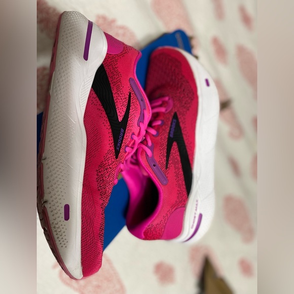 Brooks Ghost Max Size 11 (women) Pink and Black with White sole… Like New - Picture 4 of 10